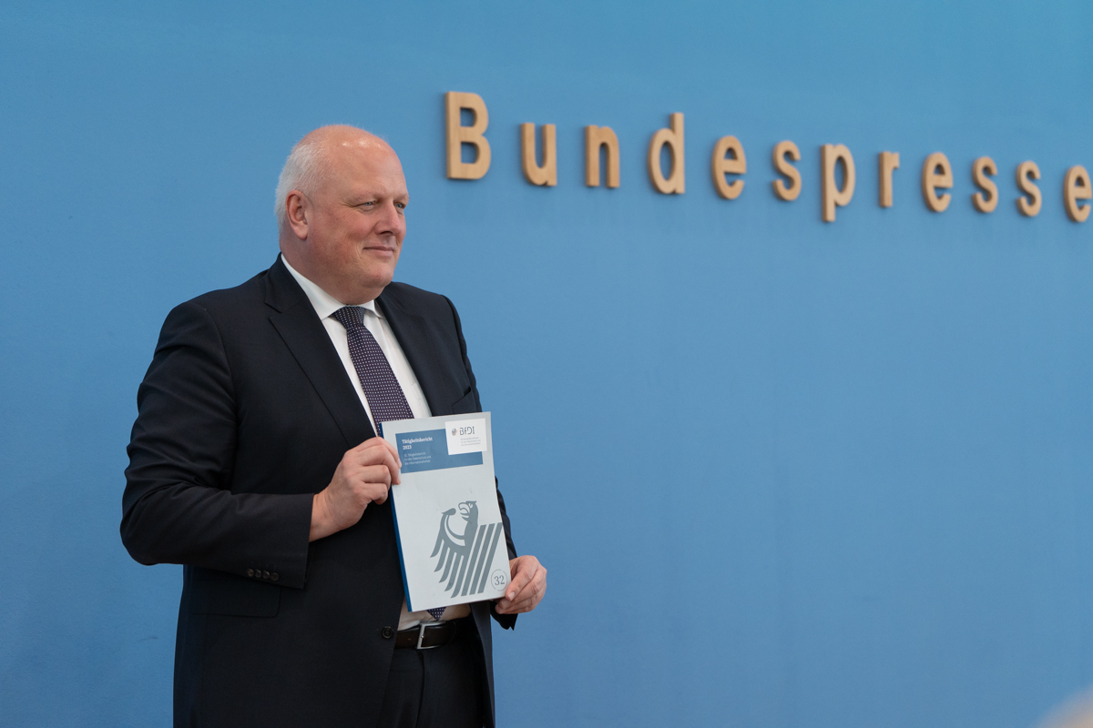 Prof. Ulrich Kelber präsentiert den 32. Tätigkeitsbericht in der Bundespressekonferenz