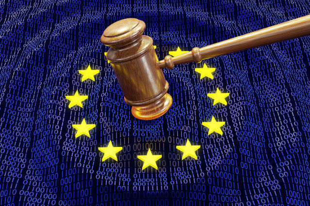 es ist die EU-Flagge mit dem Sternenkreis in digitalen Symbolen dargestellt und ein Gerichtshammer klopft mittig in den Sternenkreis (verweist auf: Relevante Auswirkungen des Schrems II Urteils)