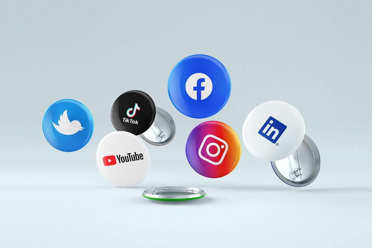 schwebende Buttons auf denen die Logos von Messengerdiensten stehen (verweist auf: Social Media Kanäle bei Bundesbehörden)